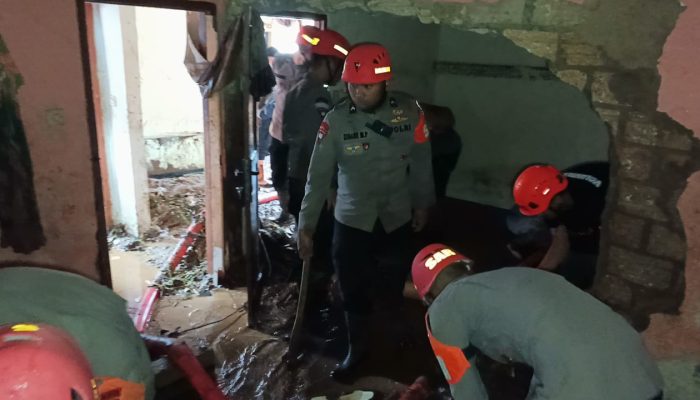 Tim SAR Lanjutkan Pembersihan Rumah Warga Terdampak Banjir Bandang di Cisarua