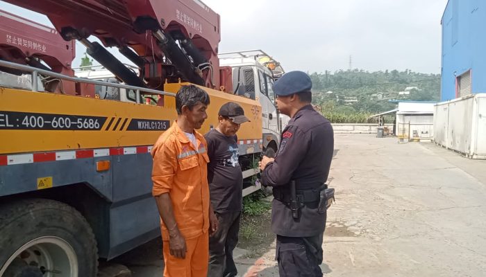 Anggota Kompirmasi 3 Batalyon C Pelopor Satbrimob Polda Jabar Berikan Arahan Kamtibmas Kepada Pekerja  Proyek Kereta cepat CREC di Purwakarta