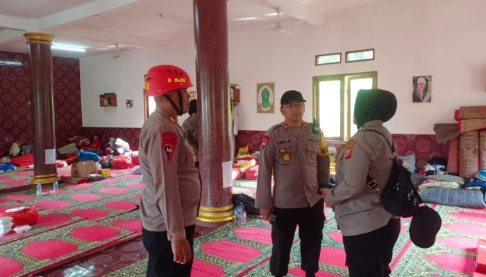 Anggota Siaga SAR Brimob Kompi 3 Batalyon B Pelopor Laksanakan Pengecekan Pengungsi Banjir Bandang di Desa Tugu Selatan Tepatnya di Mushola Al Barokah.