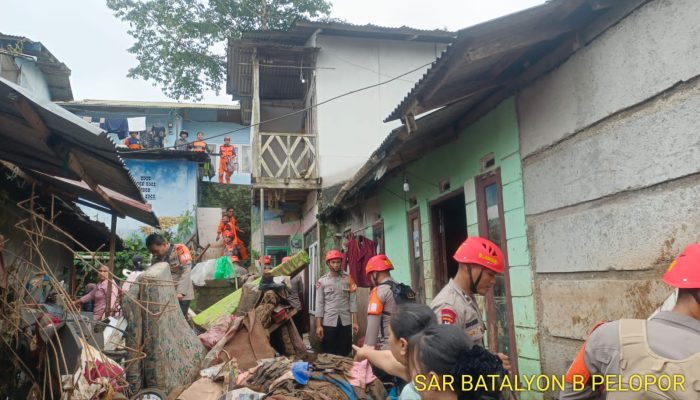 Anggota Siaga SAR Kompi 3 Batalyon B Pelopor Brimob Polda Jabar Bersama Instansi Terkait Bersihkan Sampah dan Puing Pascabanjir Bandang di Kampung Pansiunan, Kabupaten Bogor