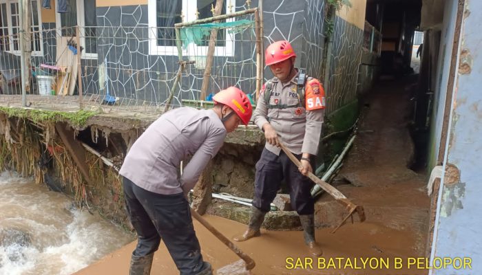 Brimob dan Instansi Terkait Lakukan Penyemprotan Rumah Pascabanjir di Bogor