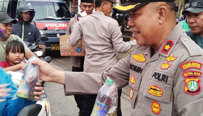 Ramadhan Berkah, Polsek Jatiuwung  Berbagi Takjil Kepada Masyarakat Dan Pengguna Jalan