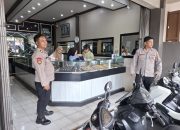 Personil Polsek Cikijing Sambangi Toko Emas, Tekankan Pentingnya Kewaspadaan