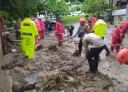 Brimob Polda Jabar Bersihkan Material Banjir Bandang di Pelabuhan Ratu