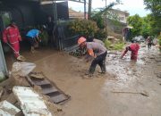 Pembersihan Lumpur Terdampak Banjir oleh SAR Wilayah Hukum Polres Sukabumi