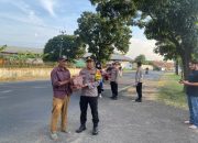 Polsek Dawuan Berbagi Takjil Kepada Pengguna Jalan Depan Mako Polsek Dawuan