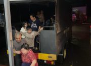 Polisi  Evakuasi Korban Banjir di Palabuhanratu