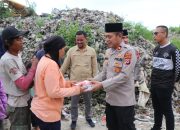 Kapolres Lebak Laksanakan Jum’at di Bulan Suci Ramadhan Berkah Bagikan Nasi Kotak ke Para Pemulung di TPS Dengung