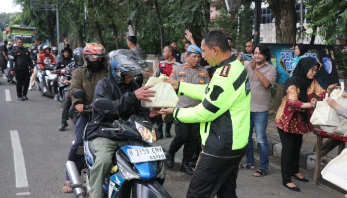 Peduli Ramadhan, Polres Metro Tangerang Kota Bagi-Bagi Ratusan Takjil ke Masyarakat