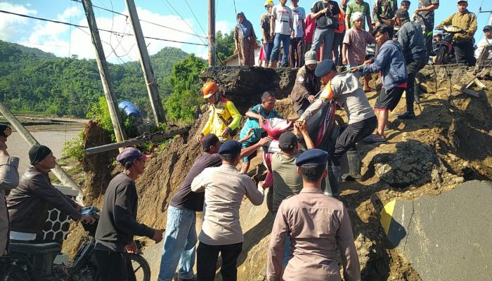 Dansat Brimob Polda Jabar Turun Langsung Bantu Warga di Lokasi Jembatan Putus Sukabumi