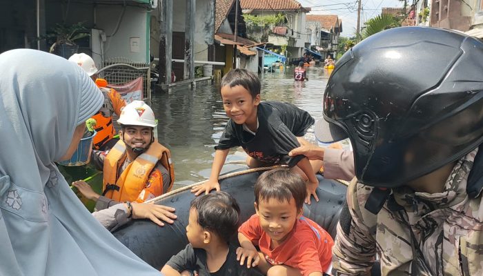 Team SAR Batalyon A Pelopor Melaksanakan Patroli Evakuasi Banjir Ke Desa Dayeuh Bandung