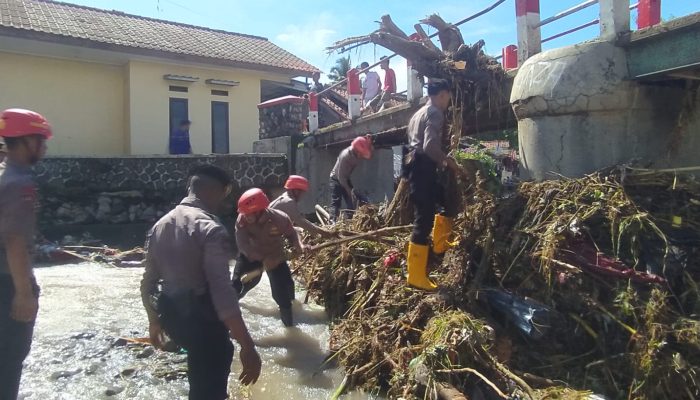 Pembersihan Puing dan Sampah di Jembatan Jingilus: Upaya Sat Brimob Polda Jabar Demi Kelancaran Akses Masyarakat