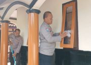 Polsek Kasokandel Gelar Bakti Sosial Bersih-Bersih Mushola