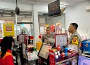 Dialogis Dengan Karyawan Alfamart, Personil Polsek Cikijing Sampaikan Pesan Kamtibmas