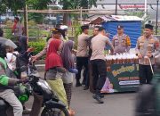 Polri Untuk Masyarakat, Kapolres Majalengka Pimpin Berbagi Takjil Gratis Kepada Pengguna Jalan