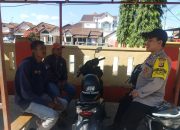 Anggota Polsek Bantarujeg Bhabinkamtibmas Lakukan Sambang Dialogis dengan Pengendara Ojek Pangkalan di Desa Bantarujeg