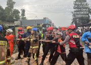 Pohon Tumbang Akibat Cuaca Ekstream, Polres Garut Turun Langsung Bantu Evakusasi