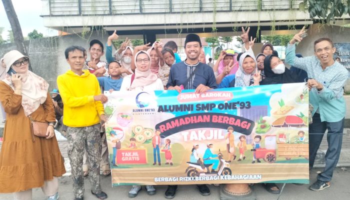 Alumni SMPN 1 Ciputat Gelar Aksi Berbagi Takjil di Alun-Alun Pamulang