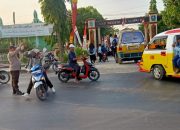 Bantu Siswa ke Sekolah, Aiptu Aceng Santana Atur Lalu Lintas di Depan SMPN 1 Kadipaten