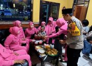 Bhayangkari Kemabali Berbagi Takjil Gratis Kepada Masyarakat Pengguna Jalan