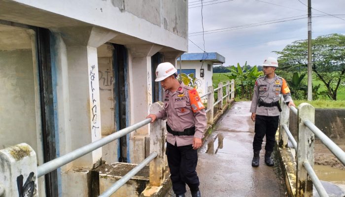 Patroli SAR di Pintu Air Desa Gintung