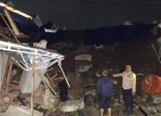 Polsek Tarogong Kaler Cek Lokasi Runtuhnya Tembok Penahan Tanah di Perumahan Agrenia