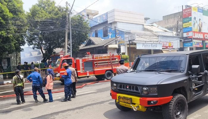 Perbantuan Brimob Kompi 3 Batalyon C Pelopor Satbrimob Polda Jabar dalam Pemadaman Kebakaran Pasar Jumat Purwakarta