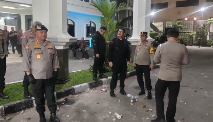 Dansat Brimob Polda Jabar Pimpin Pengamanan Demo Mahasiswa di Gedung DPRD Jawa Barat