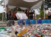 Hasil Operasi pekat, Polres Semarang musnahkan ribuan botol minuman keras.