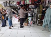 Sapa Para Pedagang Pasar, Personil Polsek Cikijing Sampaikan Imbauan Kamtibmas di Bulan Ramadhan