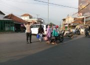 Implementasi Pelayanan Polri, Ps. Panit Samapta l Polsek Cikijing Lakukan Pengaturan di Simpang Tiga Cikijing