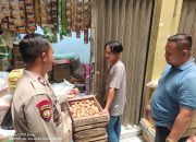 Jelang Hari Raya Idul Fitri, Personil Polsek Cikijing Cek Harga dan Ketersediaan Sembako di Pasar