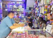 Sambangi Toko Elektronik, Personil Polsek Cikijing Sampaikan Pesan Kamtibmas