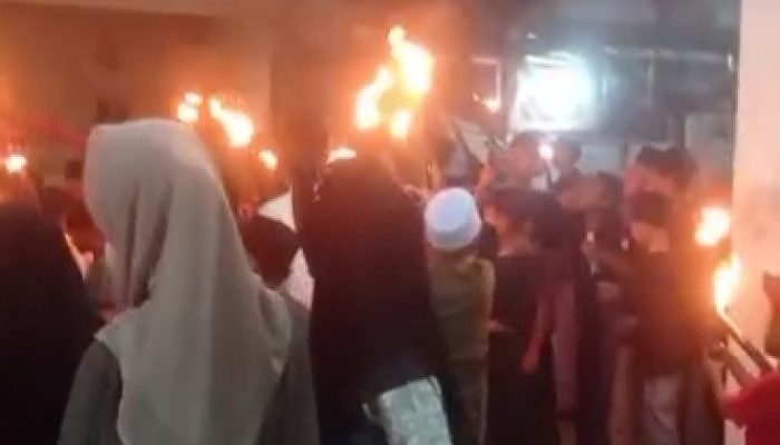 Sambut Idul Fitri 1446 H, Ketua DPW LSM TAMPERAK Ikuti Pawai Obor di Kecamatan Sindang Jaya