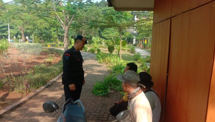 Brimob Kompi 3 Batalyon C Pelopor Sampaikan Arahan Kamtibmas kepada Masyarakat Sekitar Tajug Gede Cilodong Purwakarta 