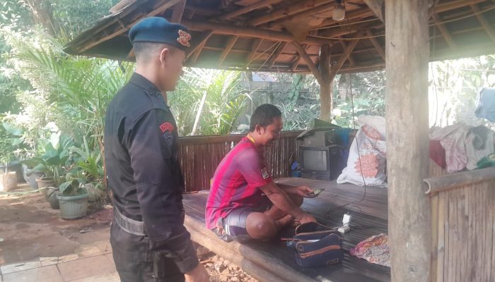 Brigadir Caca Handika Pimpin Anggota Kompi 3 Batalyon C Pelopor Satbrimob Polda Jabar Laksanakan Arahan Kamtibmas di Desa Cilodong, Purwakarta