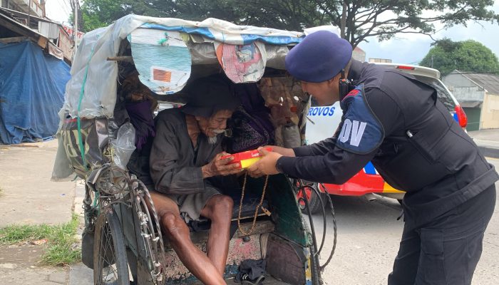 Jumat Berkah, Brimob Polda Jabar Tebar Kebaikan di Mekar Galih dan Jatinangor