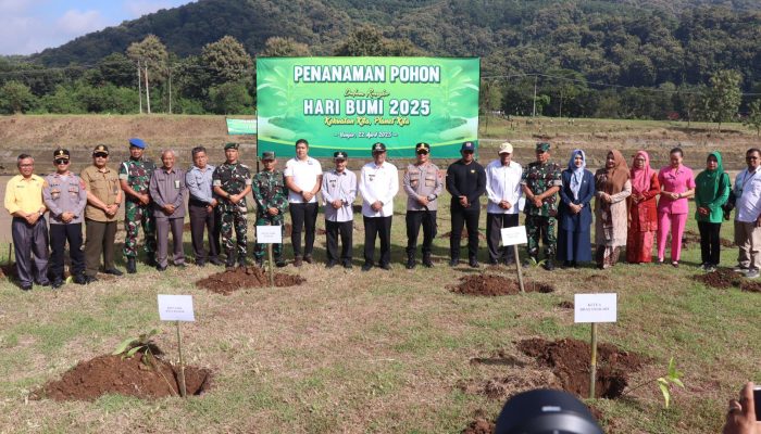 Polisi dan BBWS Citanduy Gelar Aksi Penanaman Pohon Bersama Forkopimda dalam Rangka Memperingari Hari Bumi