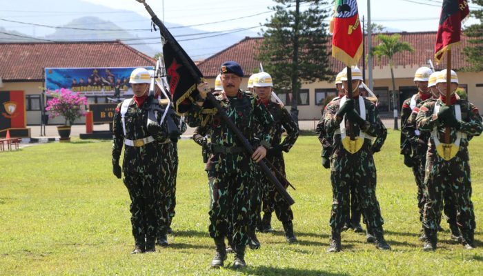 Dansat Brimob Polda Jabar Pimpin Upacara Pengukuhan Pejabat Baru di Satbrimob