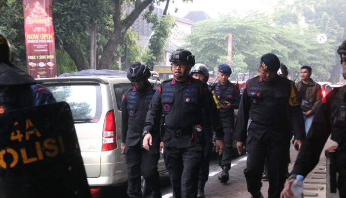 Komandan Satuan Brimob Polda Jabar Dampingi Wakapolda Jabar dalam Pengamanan May Day 2025