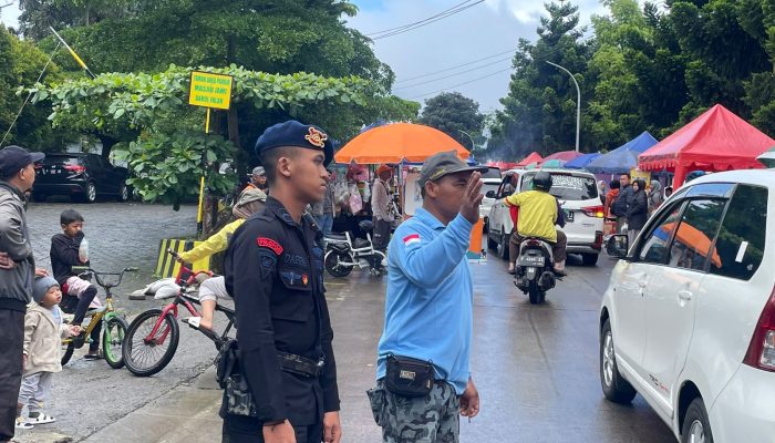Anggota Brimob Jabar Menjaga Kamtibmas di Wilayah Cipanas
