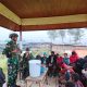 Hujan Tak Halangi Kebersamaan! TNI dan Warga Eronggobak Ibadah dan Makan Bersama