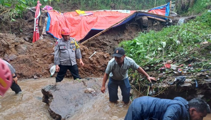 Tim SAR Batalyon B Pelopor Bersama Warga Bersihkan Reruntuhan Tembok Akibat Cuaca Ekstrem di Cipanas
