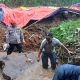 Tim SAR Batalyon B Pelopor Bersama Warga Bersihkan Reruntuhan Tembok Akibat Cuaca Ekstrem di Cipanas