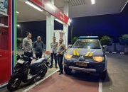 Patroli Malam, Personil Polsek Cikijing Pantau Situasi Kamtibmas di Area SPBU