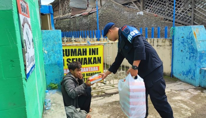 “Jumat Berkah”, Anggota Satbrimob Polda Jabar Bagikan Ratusan Makanan Gratis Kepada Warga