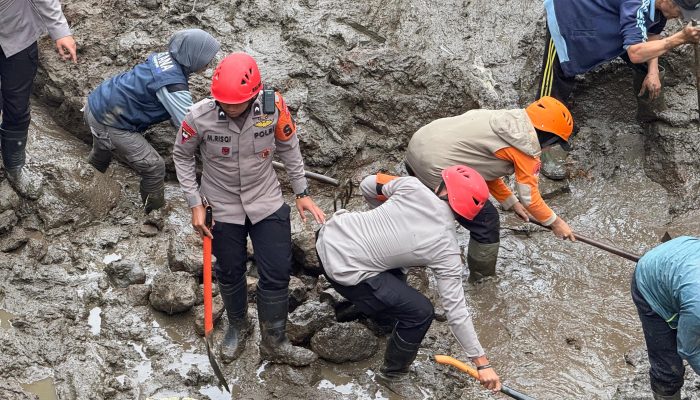 Anggota 1 SSR Tim SAR Brimob  Polda Jabar Laksanakan Pencarian  Korban Banjir Bandung di Lembang 