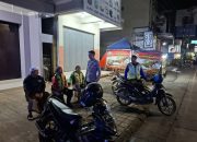 Patroli Malam, Bhabinkamtibmas Polsek Cikijing Sambangi Pangkalan Ojek Desa Cikijing
