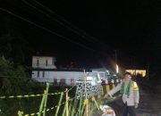 Polsek Pamungpeuk Tinjau Lokasi Tanggul dan Badan Jalan Ambrol di Jembatan Wanakari, Akses Jalan Terganggu