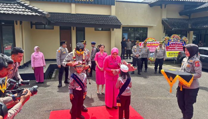 Tim Jarmat Batalyon B Pelopor Polda Jabar Laksanakan Jajar Hormat Dalam Sertijab Kasespim Lemdiklat Polri